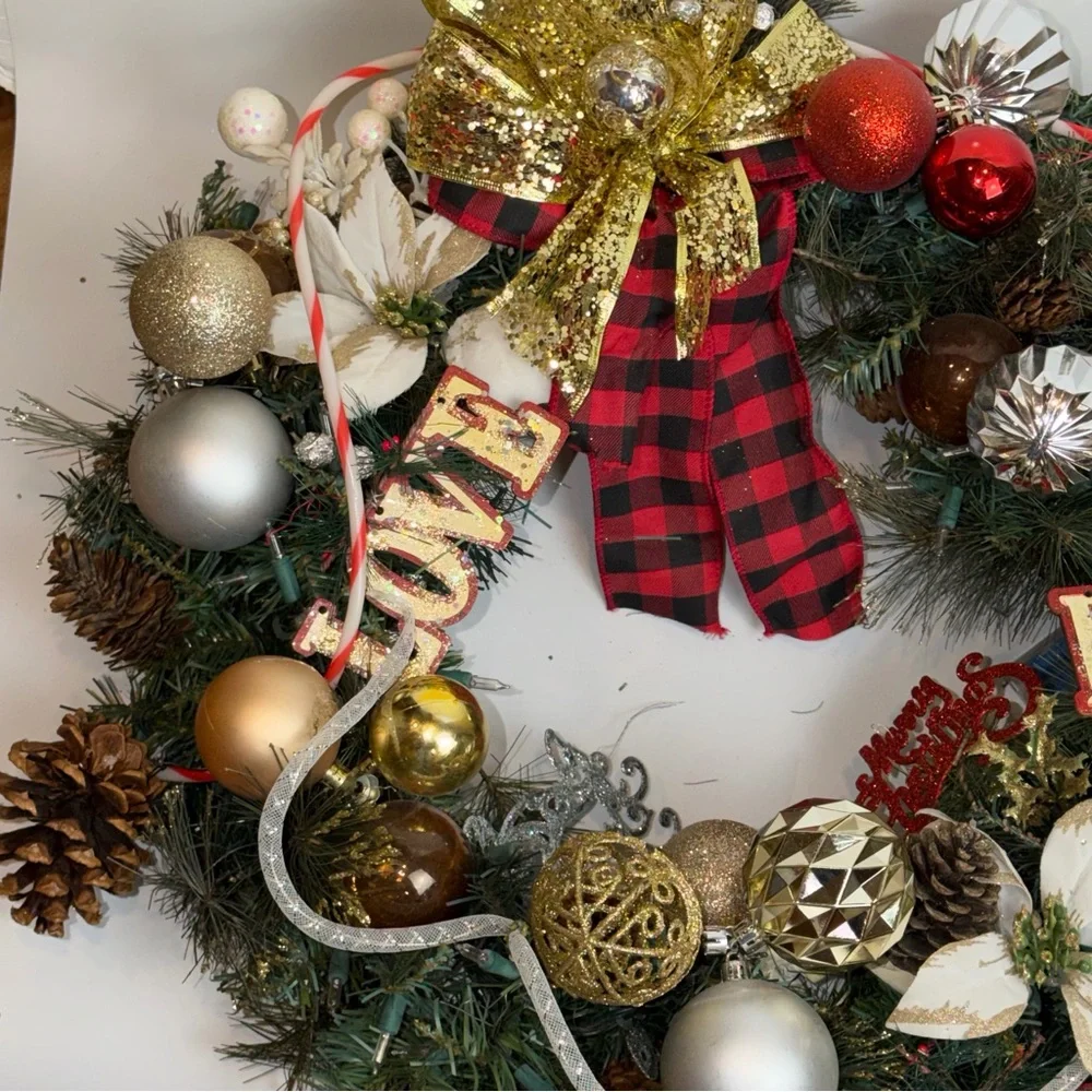 Festive Holiday Wreath with Gold and Red Accents